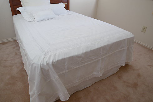 English Eyelets Style Bed Coverlet. Full Size 84"x90" - Click Image to Close